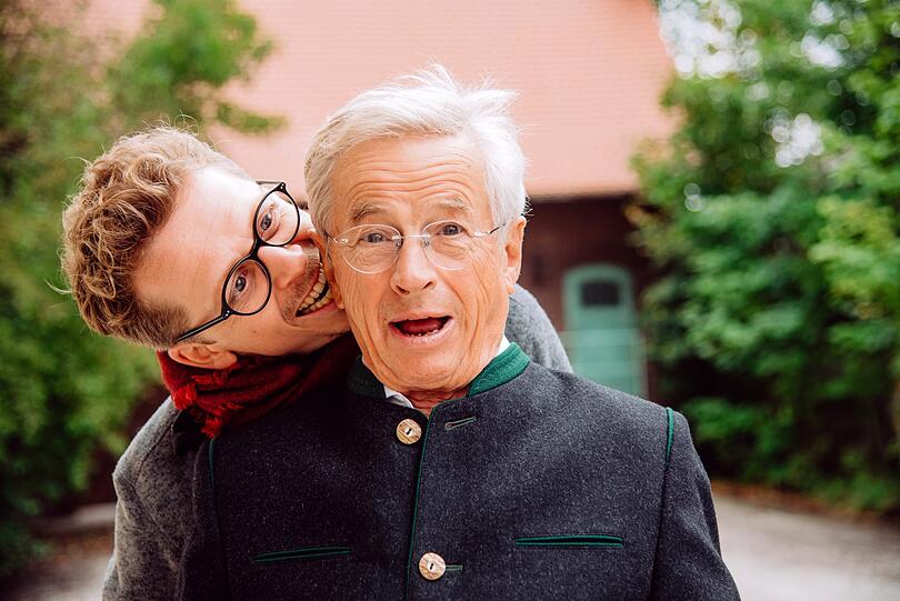 Gerd Lohmeyer (rechts) als Michael Gerstl und der im Januar gestorbene Ferdinand Schmidt-Modrow als Pfarrer Simon Brandl in &bdquo;Dahoam is Dahoam&ldquo;.