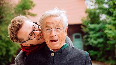 Gerd Lohmeyer (rechts) als Michael Gerstl und der im Januar gestorbene Ferdinand Schmidt-Modrow als Pfarrer Simon Brandl in &bdquo;Dahoam is Dahoam&ldquo;.