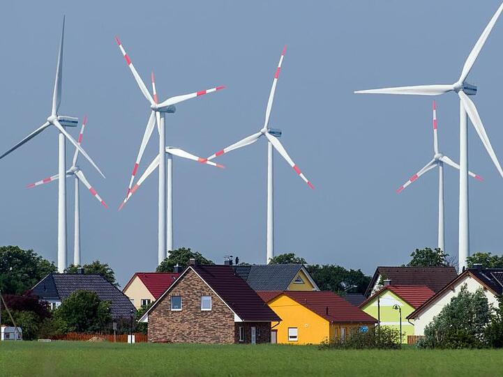 Ziemlich nah beieinander: Windräder und Einfamilienhäuser nahe Nauen in Brandenburg.