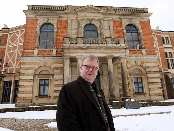Peter Emmerich, Sprecher der Bayreuther Festspiele, steht vor dem Festspielhaus. Foto: Marcus Führer/dpa/Archivbild