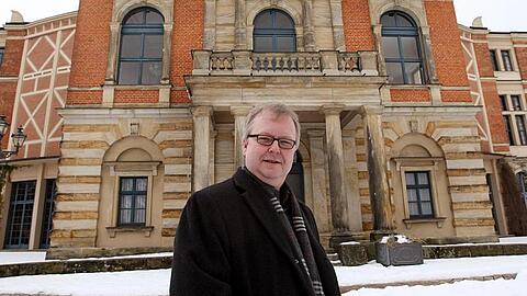 Peter Emmerich, Sprecher der Bayreuther Festspiele, steht vor dem Festspielhaus. Foto: Marcus Führer/dpa/Archivbild