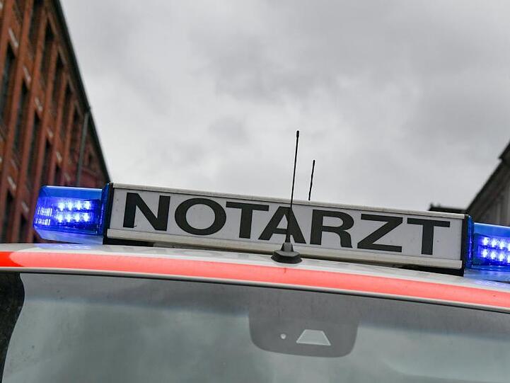 Ein Notarztwagen steht in einer Straße in einem Wohngebiet. Foto: Jens Kalaene/dpa-Zentralbild/dpa/Archivbild