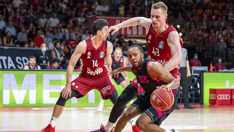 Die Bayern Nihad Dedovic (l.) und Leon Radosevic hinter Bonns Parker Jackson-Cartwright.