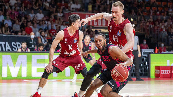 Die Bayern Nihad Dedovic (l.) und Leon Radosevic hinter Bonns Parker Jackson-Cartwright.