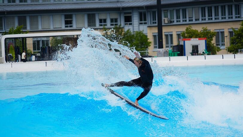 Tim Elter beim Surfen in Hallbergmoos. Bei den Olympischen Sommerspielen 2024 tritt er für Deutschland an und hat ein klares Ziel vor Augen: eine Medaille.