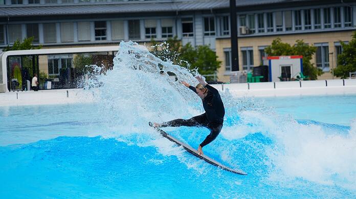Tim Elter beim Surfen in Hallbergmoos. Bei den Olympischen Sommerspielen 2024 tritt er für Deutschland an und hat ein klares Ziel vor Augen: eine Medaille.