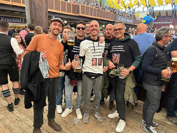 Besuch aus Rom: Diese Italiener feiern einen Junggesellenabschied auf der Wiesn. Besuch aus Rom: Diese Italiener feiern einen Junggesellenabschied auf der Wiesn.