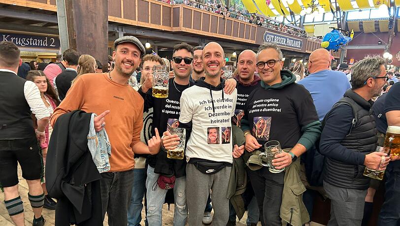 Besuch aus Rom: Diese Italiener feiern einen Junggesellenabschied auf der Wiesn. Besuch aus Rom: Diese Italiener feiern einen Junggesellenabschied auf der Wiesn.