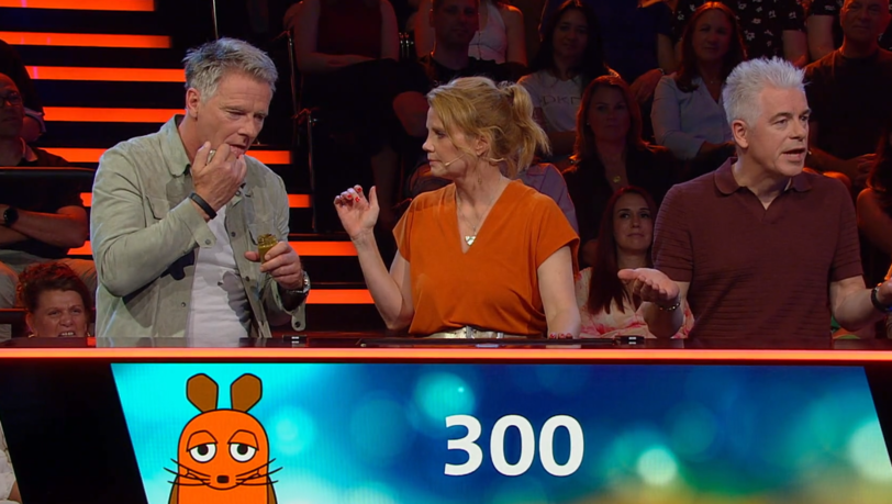 Jörg Pilawa kostet Annette Friers abgelaufene Pistaziencreme in der "Maus-Show".