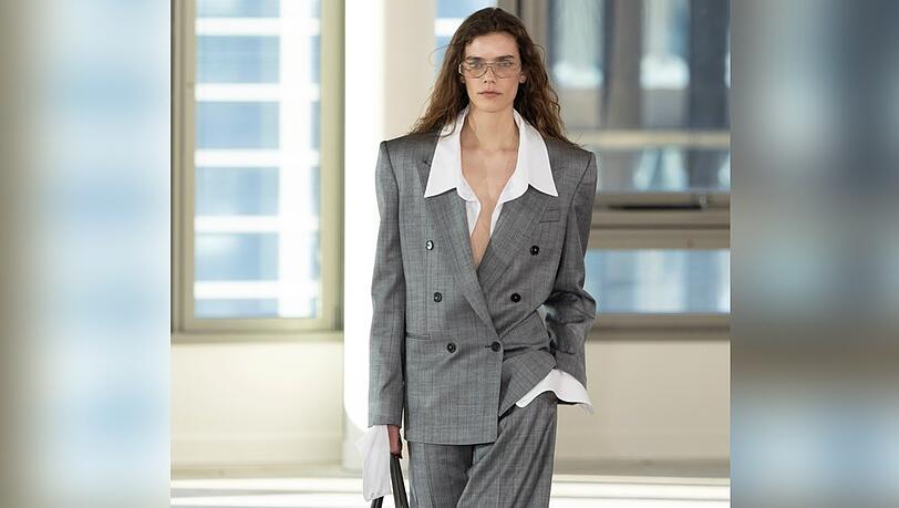 Grau in Grau wie hier bei Stella McCartney ist im Herbst ein Klassiker, doch neue Farbkombis bringen frischen Wind in die dunkle Jahreszeit.
