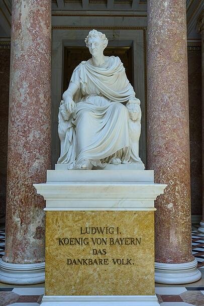 In Marmor verewigt: Ludwig I. in Sitzpose bei der Walhalla. In Marmor verewigt: Ludwig I. in Sitzpose bei der Walhalla.