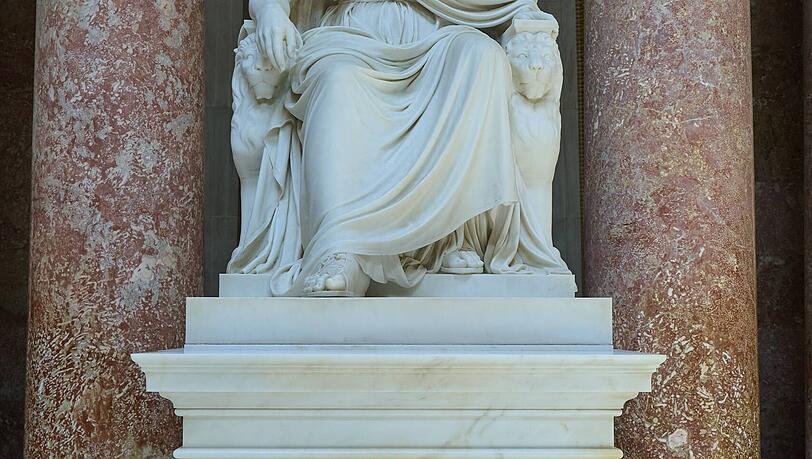 In Marmor verewigt: Ludwig I. in Sitzpose bei der Walhalla. In Marmor verewigt: Ludwig I. in Sitzpose bei der Walhalla.