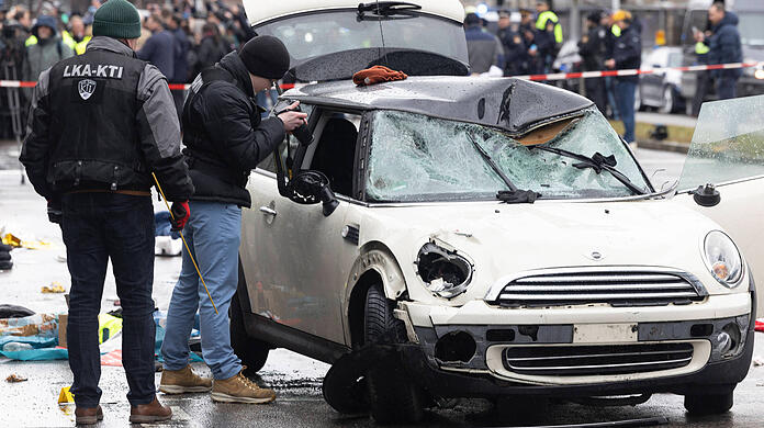 Ermittler am Tatort: Der Mini Cooper, der  am 13. Februar 2025 bei einer Verdi-Demonstration in eine Menschengruppe gefahren war.