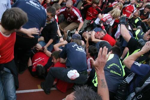 Aufstiegsfeier? Eher Massenschlägerei. Zwischen den Club-Fans und den Sicherheitskräften gab es ein gewaltiges Missverständnis mit schmerzhaften Folgen.