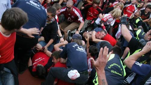 Aufstiegsfeier? Eher Massenschlägerei. Zwischen den Club-Fans und den Sicherheitskräften gab es ein gewaltiges Missverständnis mit schmerzhaften Folgen. Aufstiegsfeier? Eher Massenschlägerei. Zwischen den Club-Fans und den Sicherheitskräften gab es ein gewaltiges Missverständnis mit schmerzhaften Folgen.