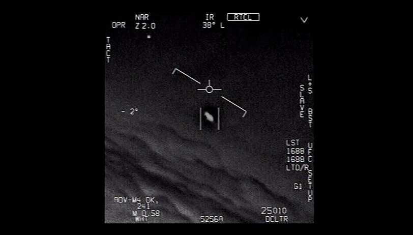 Das Standbild eines vom US-Verteidigungsministerium veröffentlichten Videos zeigt ein unidentifiziertes Flugobjekt, das von Piloten der US-Marine gesichtet wurde. Das Standbild eines vom US-Verteidigungsministerium veröffentlichten Videos zeigt ein unidentifiziertes Flugobjekt, das von Piloten der US-Marine gesichtet wurde.