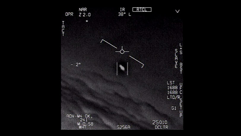 Das Standbild eines vom US-Verteidigungsministerium ver&ouml;ffentlichten Videos zeigt ein unidentifiziertes Flugobjekt, das von Piloten der US-Marine gesichtet wurde.