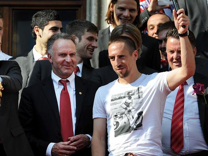 Ein Bild aus besseren Tagen: Ribéry mit Rummenigge (li.) bei der Meisterfeier auf dem Rathausbalkon.