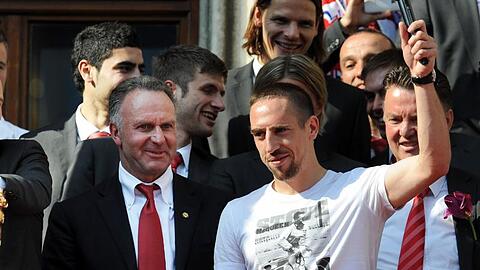 Ein Bild aus besseren Tagen: Ribéry mit Rummenigge (li.) bei der Meisterfeier auf dem Rathausbalkon.