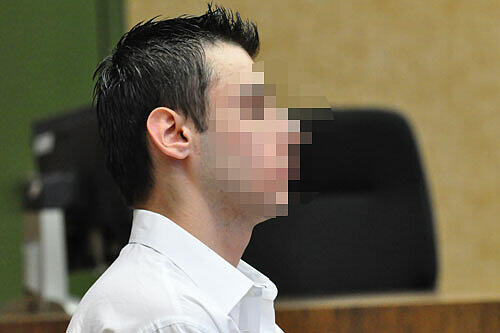 Der arbeitslose Ugur D. (22) sitzt wegen gefährlicher und vorsätzlicher Körperverletzung vor Gericht.