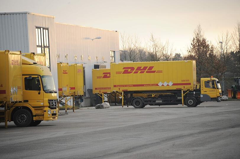 Sind die Container voll, bekommen die zuständigen Lkw-Fahrer die Stellplatznummer der Container durchgesagt und laden dort auf. Dann geht es für die Pakete weiter &ndash; direkt zu ihren Empfängern im Aschheimer Zustellungsbereich oder in ein weiteres Paketzentrum in der Republik, das dem Bestimmungsort der Pakete näher liegt.