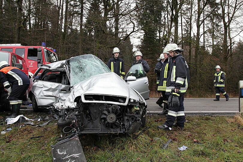 Auf der Staatsstraße 2359 krachten zwei Autos ineinander. Die Bilder vom Unfallort.