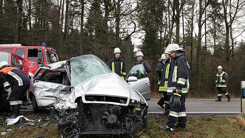 Auf der Staatsstraße 2359 krachten zwei Autos ineinander. Die Bilder vom Unfallort. Auf der Staatsstraße 2359 krachten zwei Autos ineinander. Die Bilder vom Unfallort.