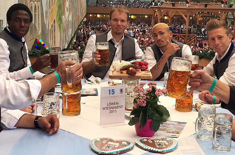 Abstecher vom frustrierenden Zweitliga-Alltag zur Wiesn: Die Löwen-Profis in bester Laune...