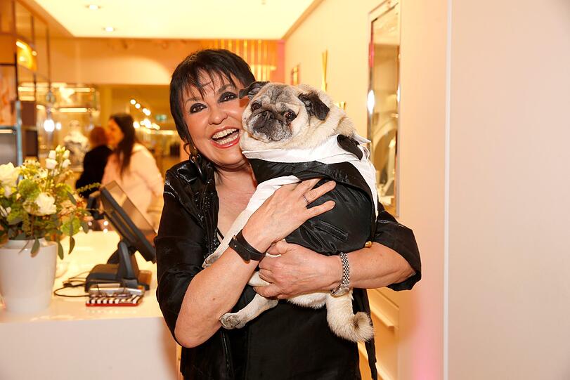 Uschi Ackermann und Mops Sir Henry
