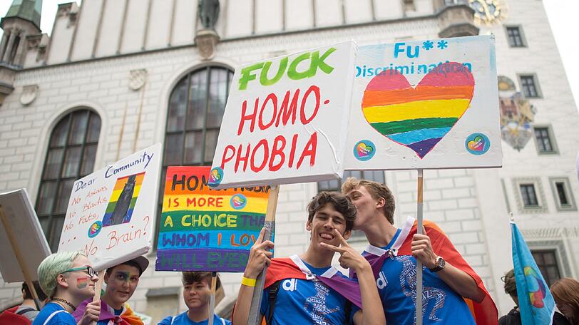 Teilnehmer der traditionellen Parade anlässlich des Christopher Street Day