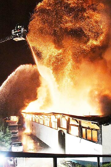 Flammeninferno in Icking - die Bilder vom Feuerwehreinsatz in der Nacht.
