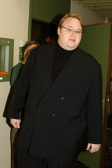 Die groß angelegte Razzia auf dem Anwesen des wegen Millionenbetrugs in den USA angeklagten Gründers der Online-Tauschbörse Megaupload Kim Schmitz ist Medienberichten zufolge von einem Obersten Gericht in Neuseeland für illegal erklärt worden. Sehen Sie hier Bilder aus seinem Leben.