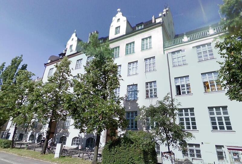 Die Raumnot in der Schule an der Fürstenrieder Straße 30 mahnt MdL Otmar Bernhard an.