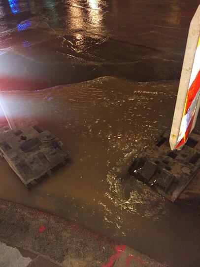 Ein Wasserrohrbruch hat die Maximilianstraße überflutet. Die Bilder.