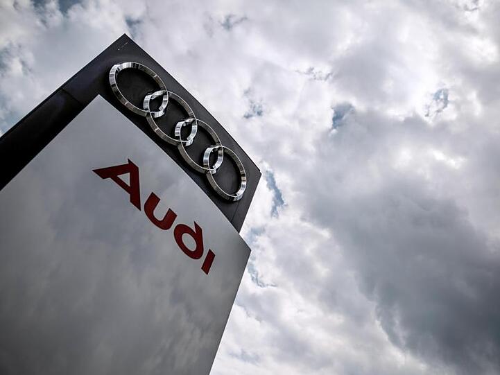 Das Audi-Logo ist zu sehen. Foto: Christoph Schmidt/dpa/Symbolbild