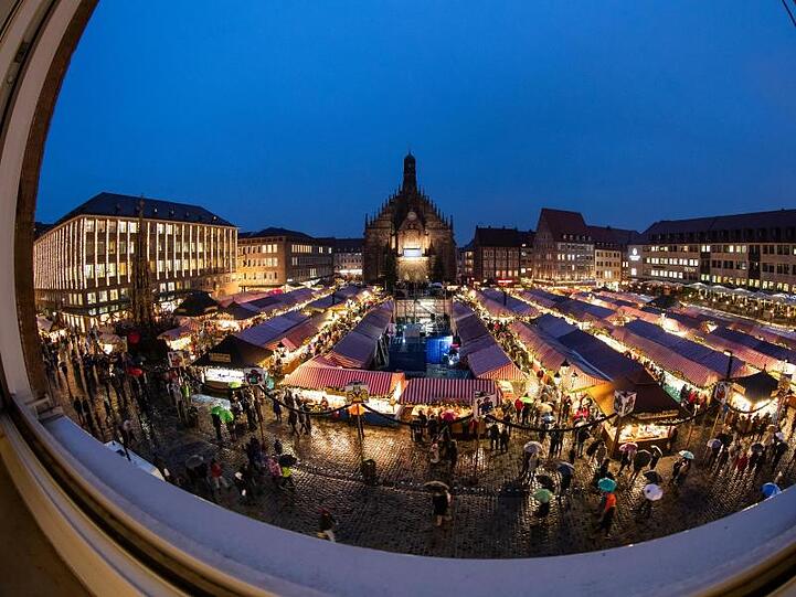 Blick auf den Nürnberger Christkindlesmarkt. Foto: Daniel Karmann/Archiv