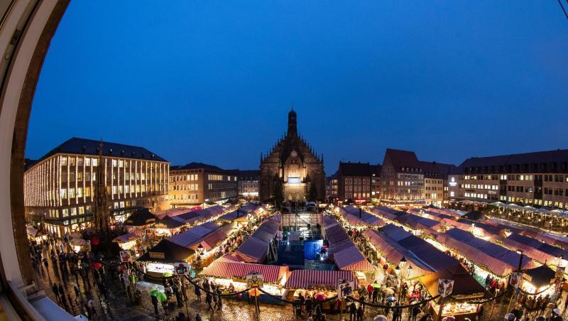 Blick auf den Nürnberger Christkindlesmarkt. Foto: Daniel Karmann/Archiv Blick auf den Nürnberger Christkindlesmarkt. Foto: Daniel Karmann/Archiv