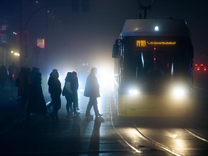 Bei so einem Wetter bleibt man lieber zuhause: Berliner Tram-Haltestelle im Nebel.