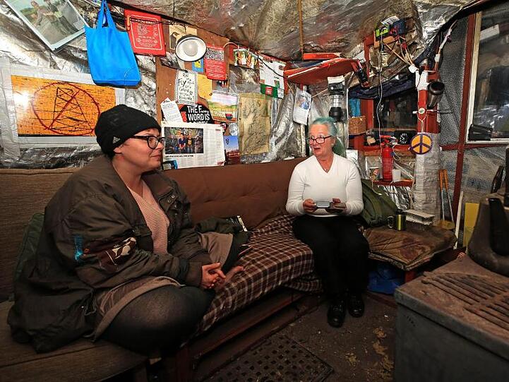 Umweltaktivisten sitzen in der Nacht in einem temporären Camp vor der Fracking-Stelle in Lancashire.