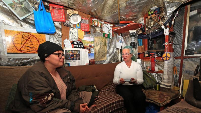 Umweltaktivisten sitzen in der Nacht in einem temporären Camp vor der Fracking-Stelle in Lancashire. Umweltaktivisten sitzen in der Nacht in einem temporären Camp vor der Fracking-Stelle in Lancashire.
