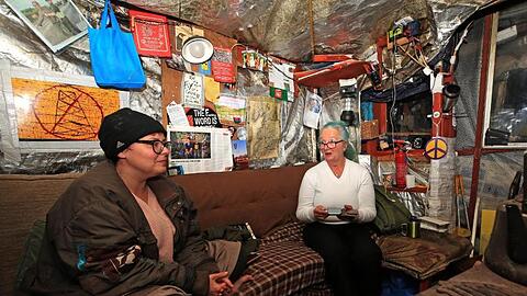 Umweltaktivisten sitzen in der Nacht in einem temporären Camp vor der Fracking-Stelle in Lancashire.