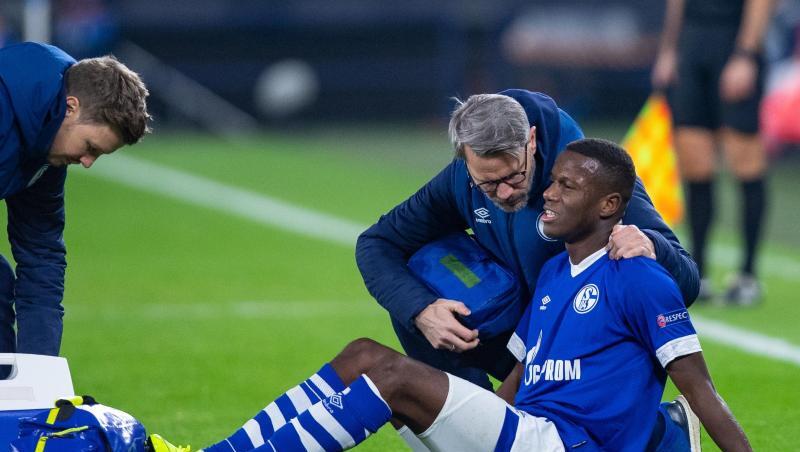Die Personalsorgen beim FC Schalke 04 verschärfen sich mit dem Ausfall von Hamza Mendyl. Foto: Guido Kirchner/Archiv Die Personalsorgen beim FC Schalke 04 verschärfen sich mit dem Ausfall von Hamza Mendyl. Foto: Guido Kirchner/Archiv