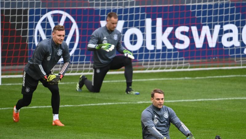 Teamkapitän Manuel Neuer (vorn) wärmt sich mit Marc-Andre ter Stegen und Bernd Leno (l) auf.