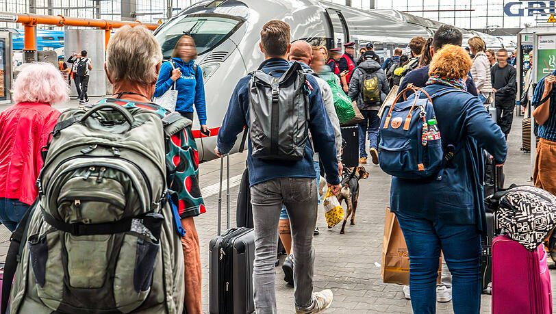 Bahnreisende am Münchner Hauptbahnhof: Viele Menschen nutzen das verlängerte Pfingstwochenende und die Ferientage für eine Zugreise ins benachbarte Ausland.