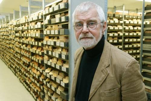 Mitten im nationalen Gedächtnis steht Suchdienst-Leiter Hansjörg Kalcyk. 18 Millionen Menschen hat das DRK bereits aufgespürt.
