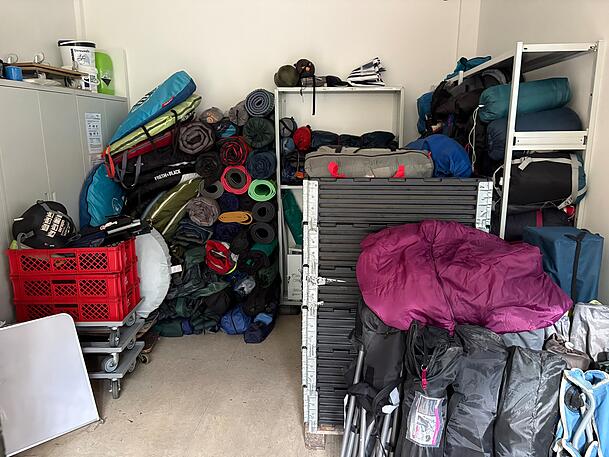 All diese Isomatten, Schlafs&auml;cke und Zelte sind nach dem Summer-Breeze Festival &uuml;brig geblieben. Der Verein Metality hat sie f&uuml;r M&uuml;nchner Obdachlose eingesammelt und &uuml;ber die Aktion Br&uuml;cke verteilen lassen.