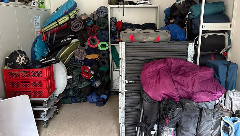 All diese Isomatten, Schlafs&auml;cke und Zelte sind nach dem Summer-Breeze Festival &uuml;brig geblieben. Der Verein Metality hat sie f&uuml;r M&uuml;nchner Obdachlose eingesammelt und &uuml;ber die Aktion Br&uuml;cke verteilen lassen.