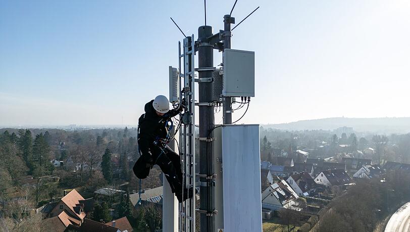 Ein Telekom-Techniker an einem Mobilfunk-Masten - an so einem Standort k&ouml;nnten k&uuml;nftig auch Anti-Drohnen-Sensoren h&auml;ngen. (Archivbild)