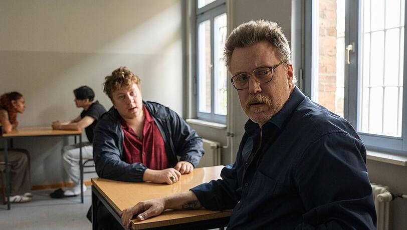 "Die Polizistin und die Sprache des Todes": Ollie Butscher (Thomas Schubert, h.) besucht seinen Bruder Rudi Butscher (Nicholas Ofczarek, v.) im Gef&auml;ngnis.