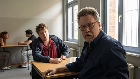 "Die Polizistin und die Sprache des Todes": Ollie Butscher (Thomas Schubert, h.) besucht seinen Bruder Rudi Butscher (Nicholas Ofczarek, v.) im Gef&auml;ngnis.